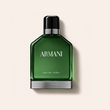 Giorgio Armani Eau de Cèdre EDT flakon na světlém růžovém pozadí – MrRizz
