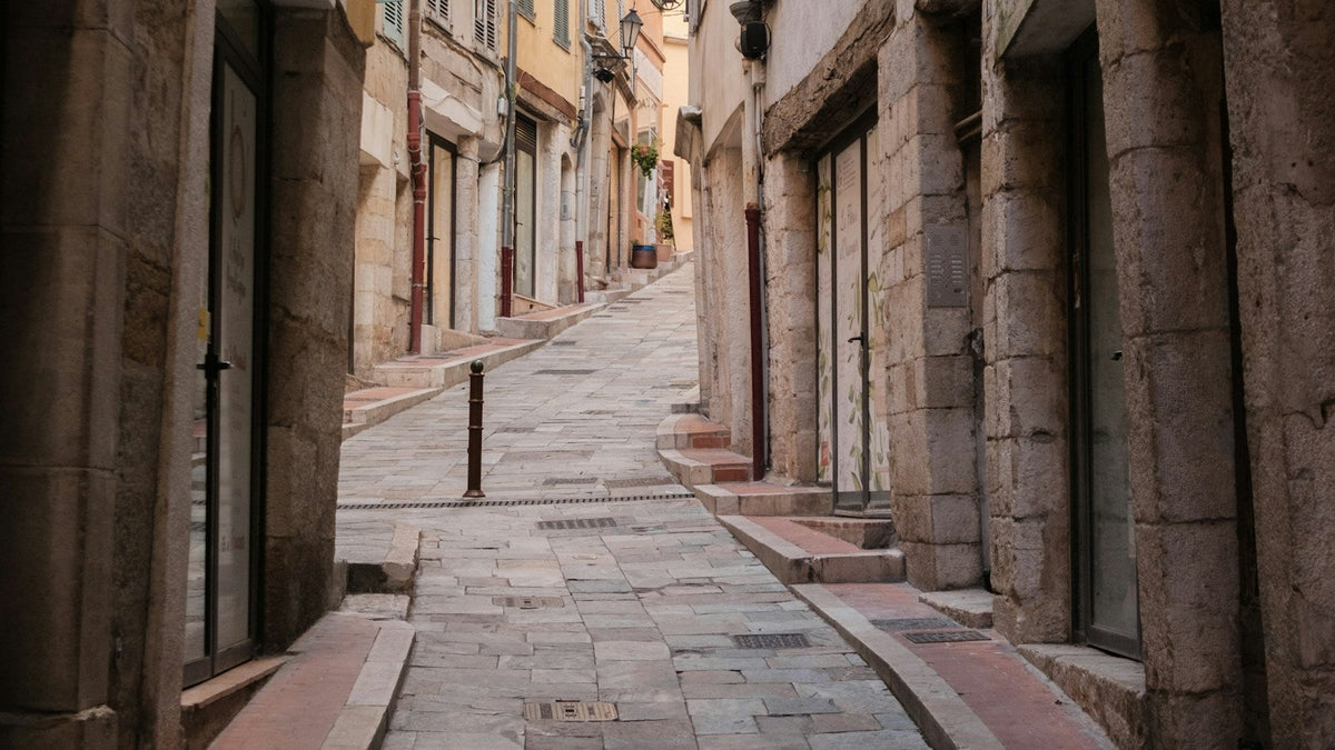 Historická ulička v Grasse na juhu Francúzska