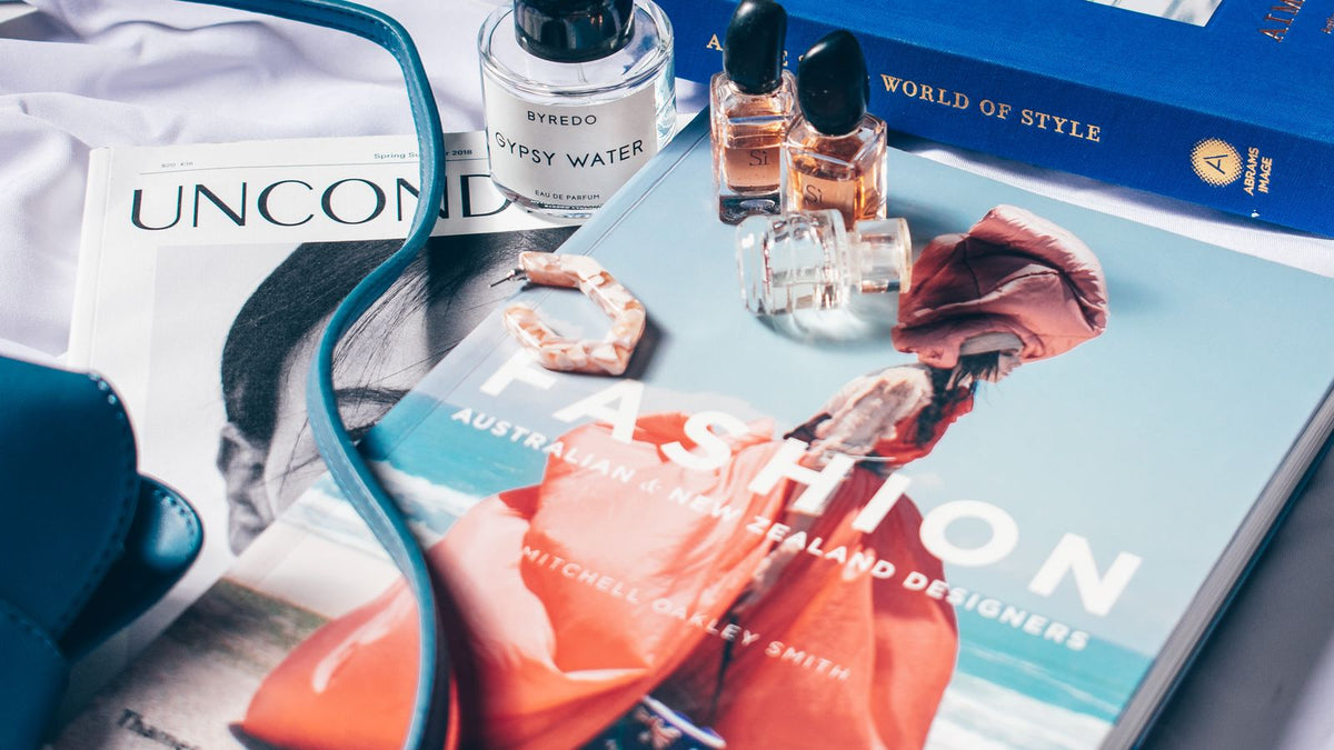 Miniaturní flakony Armani Sì a další vůně vedle Byredo Gypsy Water, pohled shora