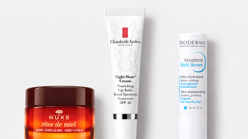 Balzámy na rty — NUXE Rêve de Miel Honey balzám na rty 15 g, Elizabeth Arden Eight Hour Cream Nourishing 14,8 ml, BIODERMA Atoderm Stick Levres 4 ml; tři produkty na světlém šedém pozadí
