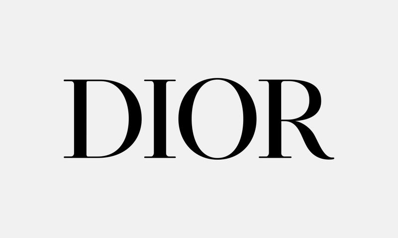 Dior – černé logo na světle šedém pozadí