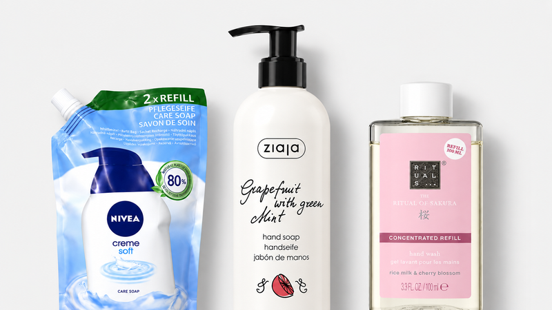 Mýdlo — Nivea Creme Soft Care Soap Refill 500 ml, Ziaja Hand Wash Grapefruit & Green Mint 270 ml, Rituals The Ritual Of Sakura 100 ml; tři produkty na světlém šedém pozadí