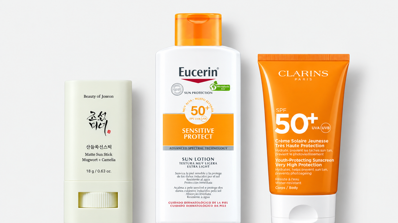 Na opalování — Beauty of Joseon Mugwort + Camelia Matte Sun Stick 18 g, Eucerin Sun Sensitive Protect Sun Lotion 400 ml, Clarins Sun Care Youth-Protecting Body Sunscreen 150 ml; tři produkty na světlém šedém pozadí