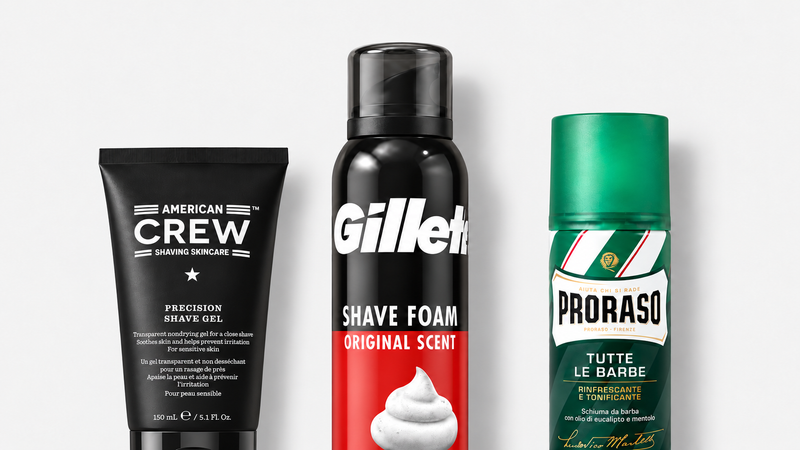 Pěna na holení — American Crew Shaving Skincare Precision Shave Gel 150 ml, Gillette Shave Foam Original Scent pěna na holení 200 ml, PRORASO Green Shaving Foam 100 ml; tři produkty na světlém šedém pozadí