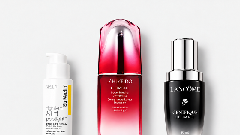 Séra — StriVectin Tighten & Lift Peptight Face Lift Serum 30 ml, Shiseido Ultimune Power Infusing Concentrate 30 ml, Lancôme Genifique Ultimate 20 ml; tři produkty na světlém šedém pozadí