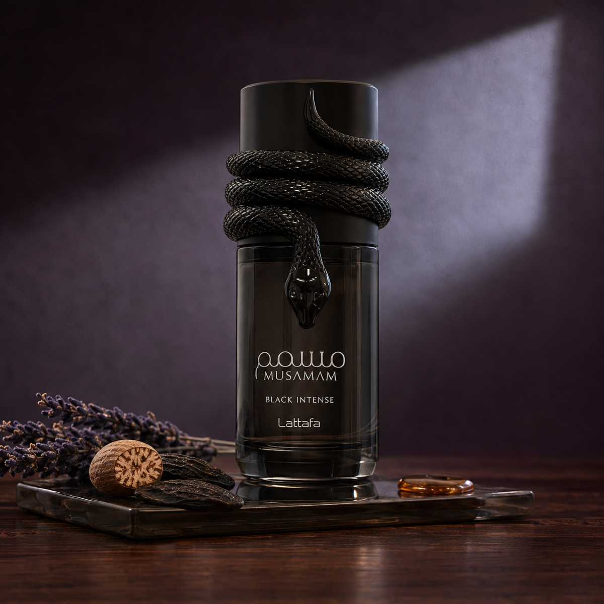 Lattafa Musamam Black Intense na tmavém dřevě s levandulí a tonkou – MrRizz