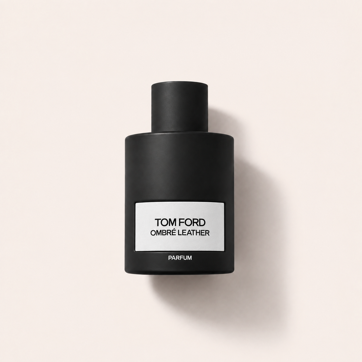 Flakon parfému Tom Ford Ombré Leather Parfum na světlém pozadí – MrRizz