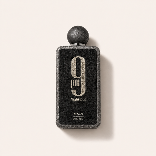 Tmavý strukturovaný flakon Afnan 9pm Night Out Extrait de Parfum 100 ml na světlém pozadí – MrRizz