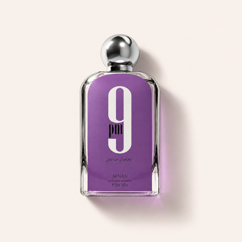 Flakon Afnan 9PM Pour Femme EDP 100 ml na pudrově růžovém pozadí – MrRizz