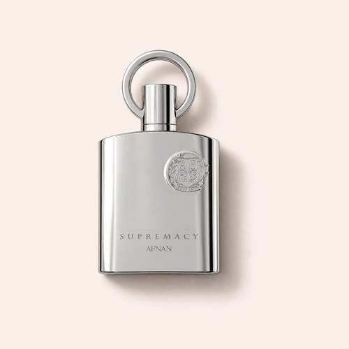 Flakon Afnan Supremacy Silver EDP 100 ml na pudrově růžovém pozadí – MrRizz