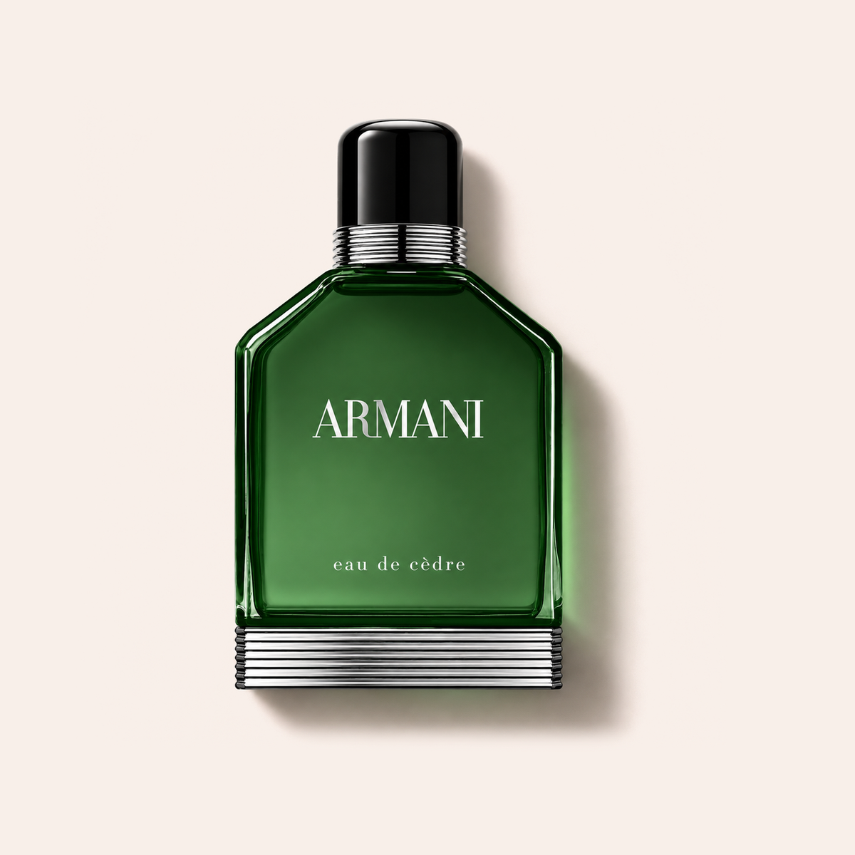 Giorgio Armani Eau de Cèdre EDT flakon na světlém růžovém pozadí – MrRizz