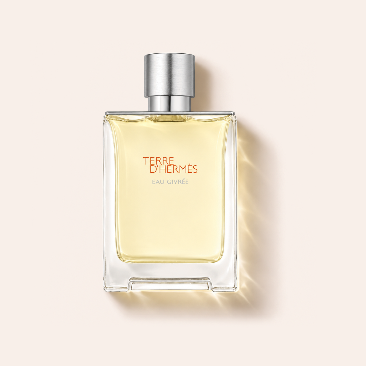 Hermès Terre d'Hermès Eau Givrée EDP flakon na světlém růžovém pozadí – MrRizz