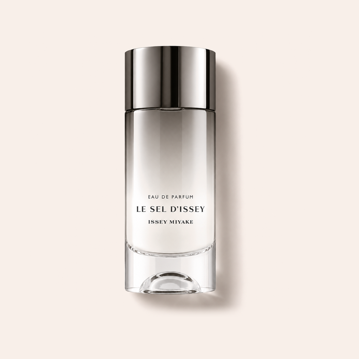 Issey Miyake Le Sel d'Issey EDP flakon na světlém růžovém pozadí – MrRizz