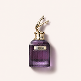 Flakon Jean Paul Gaultier Scandal Intense EDP na béžovém pozadí – MrRizz