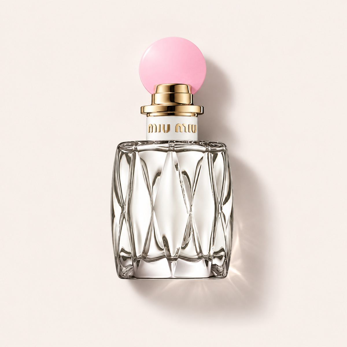 Flakon Miu Miu Fleur d'Argent EDP Absolue 100 ml na béžovém pozadí – MrRizz