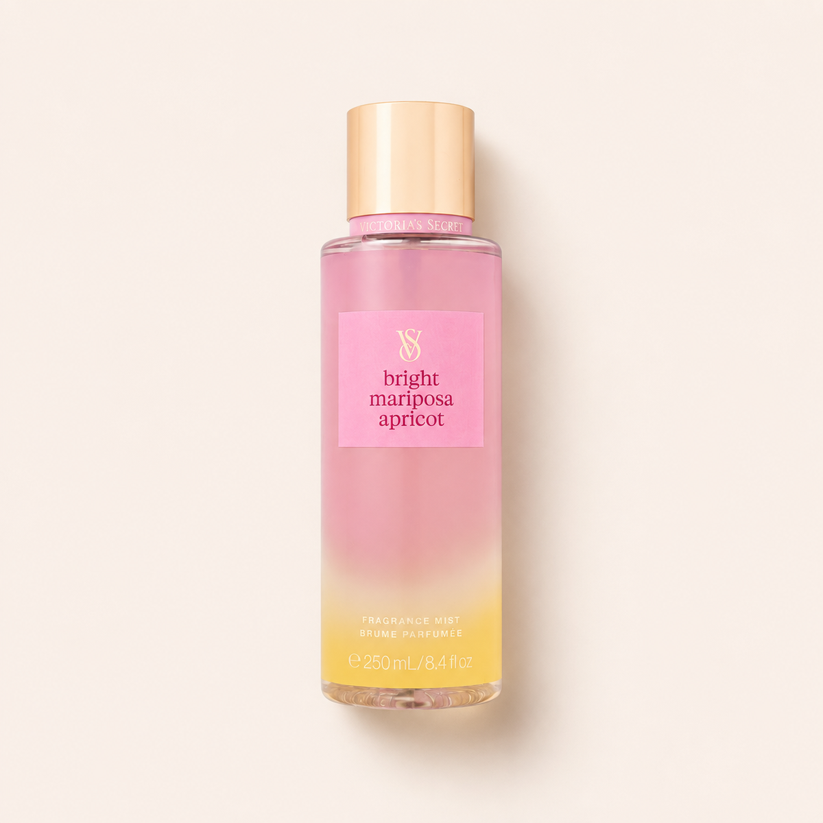 Victoria´s Secret Bright Mariposa Apricot 250 ml – produktová fotografie na béžovém pozadí MrRizz