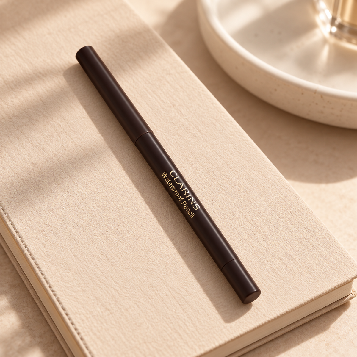 Clarins Waterproof Pencil 0,29 ml – produkt v prostředí