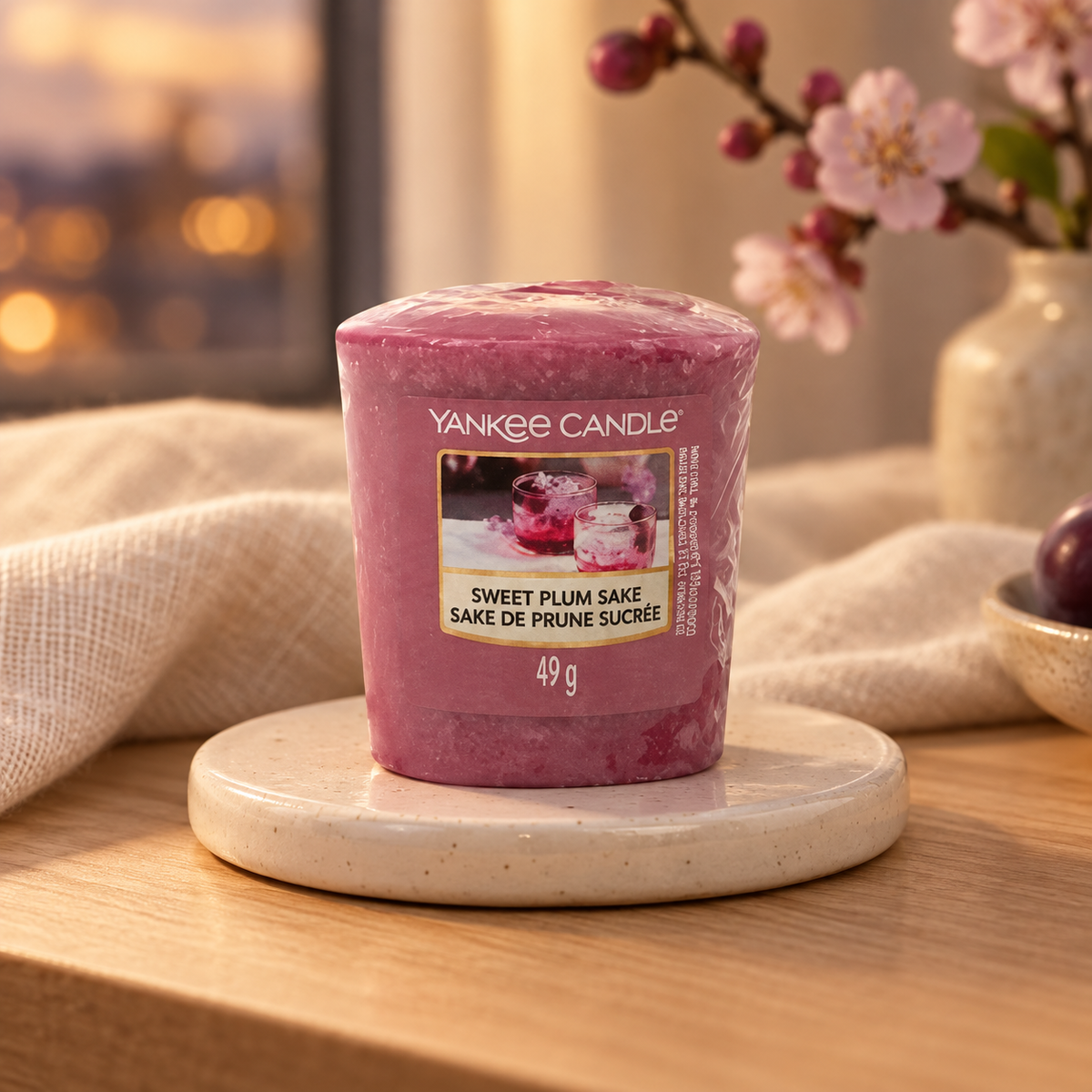 Yankee Candle Sweet Plum Sake 49 ml – produkt v prostředí