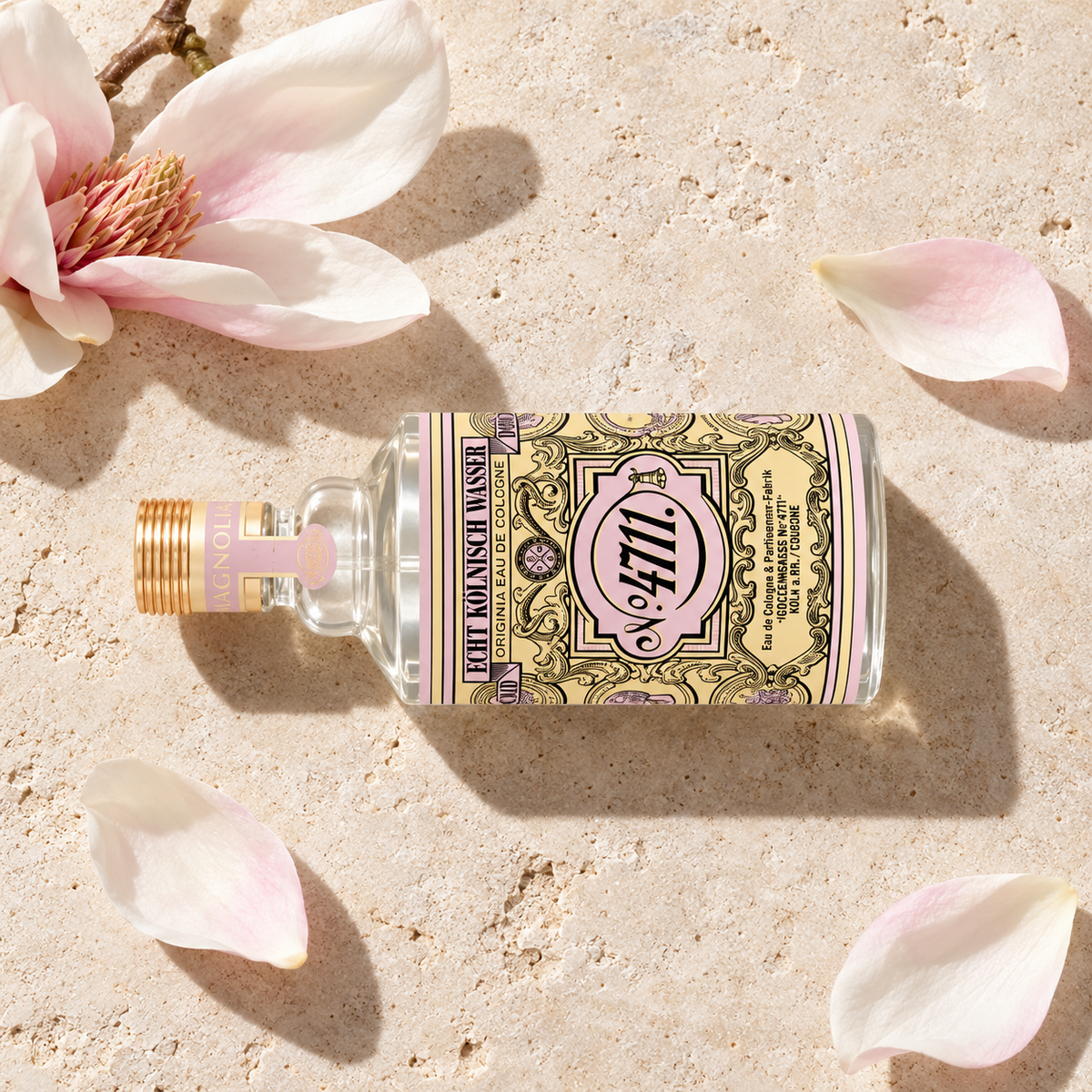 4711 Floral Collection Magnolia Kolínská voda 100 ml – parfém v prostředí, pohled shora s bočním stínem