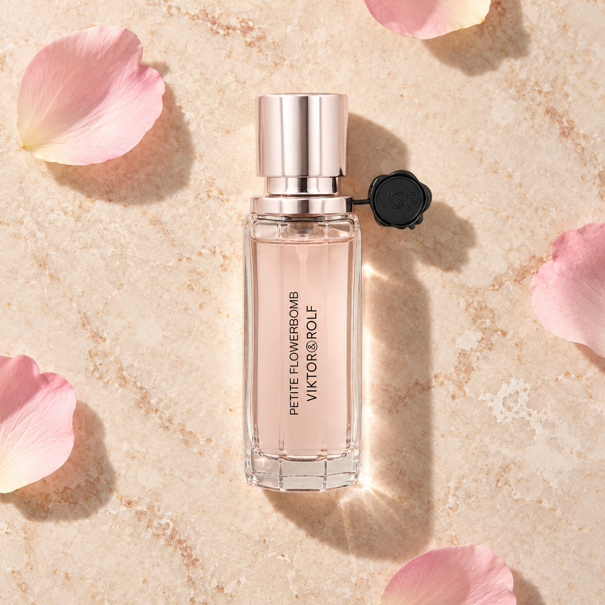 Viktor & Rolf Flowerbomb 20 ml – parfém v prostředí, pohled shora s bočním stínem