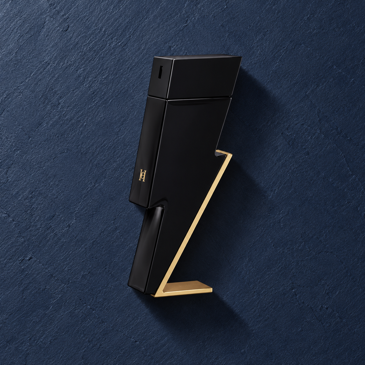Carolina Herrera Bad Boy 100 ml – parfém v prostředí, pohled shora s bočním stínem