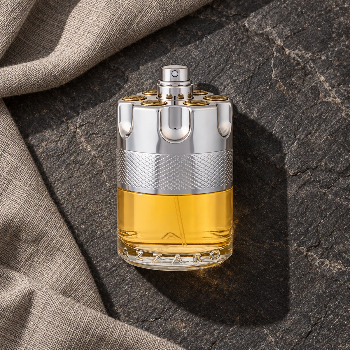 Azzaro Wanted EDT 100 ml – parfém v prostředí, pohled shora s bočním stínem