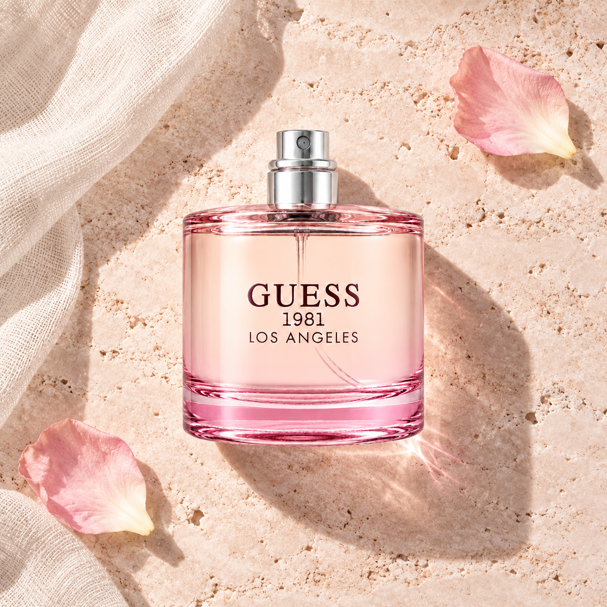 GUESS Guess 1981 Los Angeles 100 ml – parfém v prostředí, pohled shora s bočním stínem