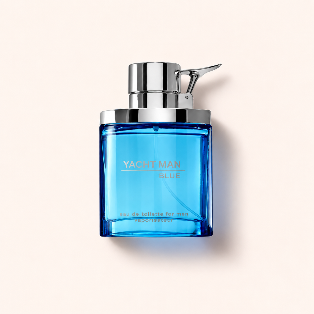 Myrurgia Yacht Man Blue EDT 100 ml na jemně růžovém pozadí – MrRizz