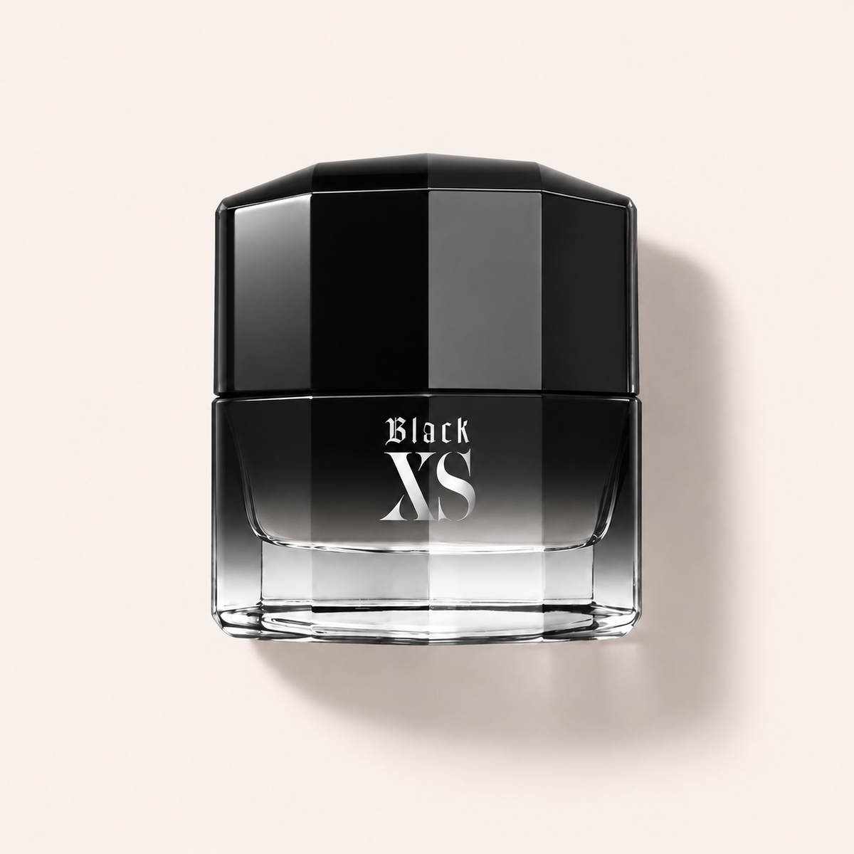 Černý flakon pánské toaletní vody Paco Rabanne Black XS 2018 EDT 50 ml na světlém pozadí – MrRizz