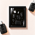 Ilustrační parfémový obraz Parfums de Marly Carlisle z fragmentů originálního flakonu v černém rámu