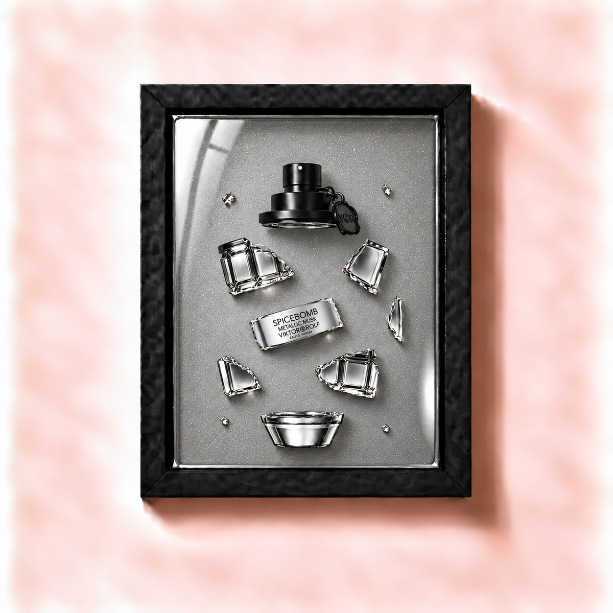 Parfémový obraz Viktor&Rolf Spicebomb Metallic Musk v černém rámu – ilustrační fotografie