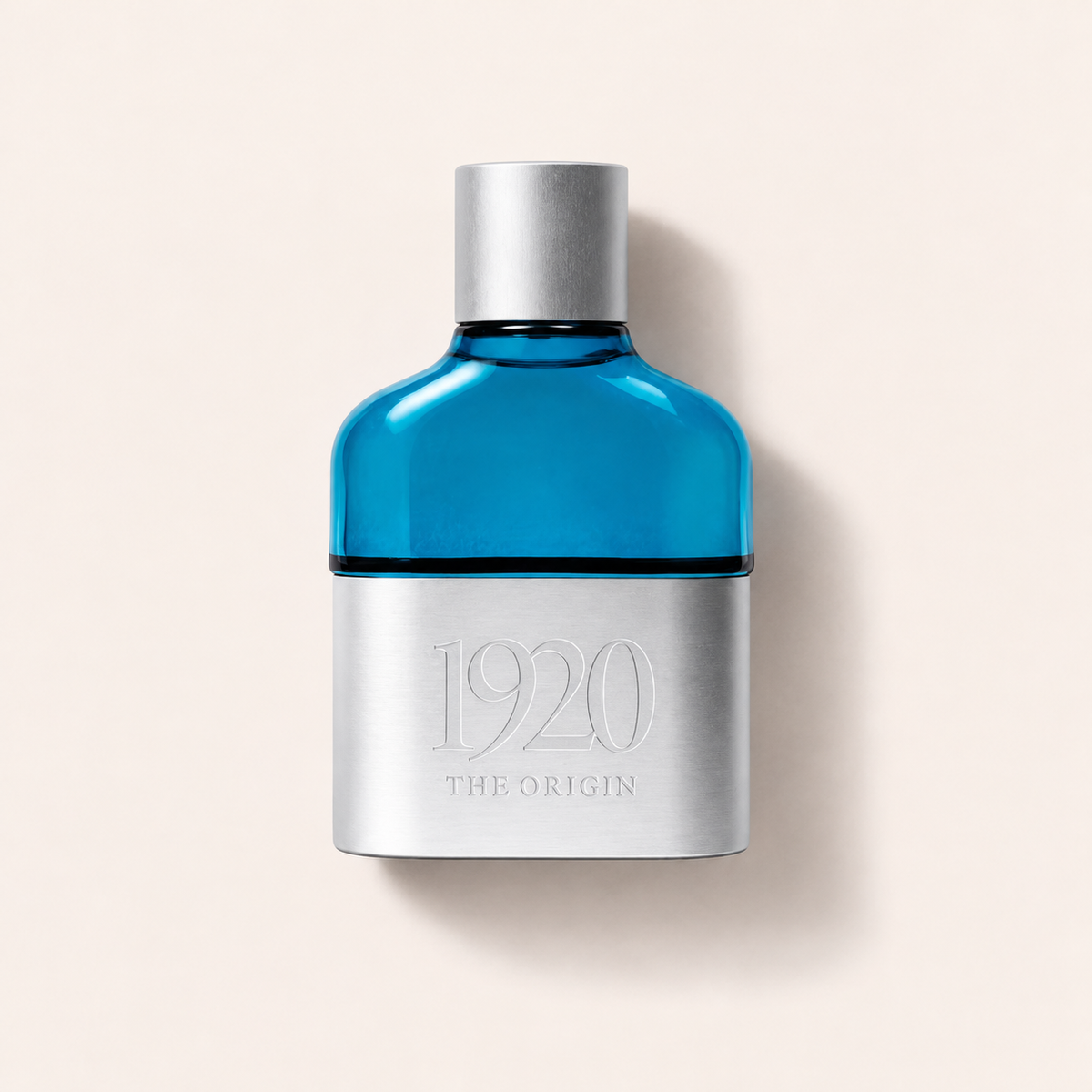 Flakon toaletní vody TOUS 1920 The Origin 60 ml na světlém pozadí – MrRizz