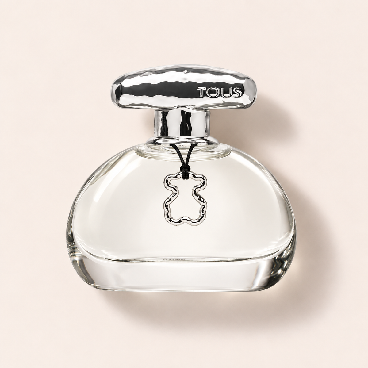 Flakon toaletní vody TOUS Touch The Luminous Gold 50 ml na světlém pozadí – MrRizz