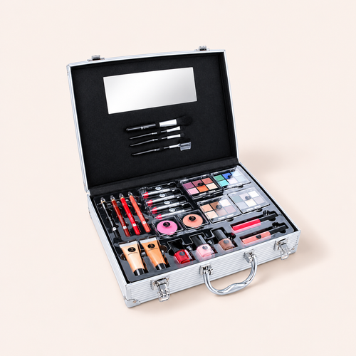 2K Beauty Unlimited Train Case 63,2 g – otevřený stříbrný kosmetický kufřík